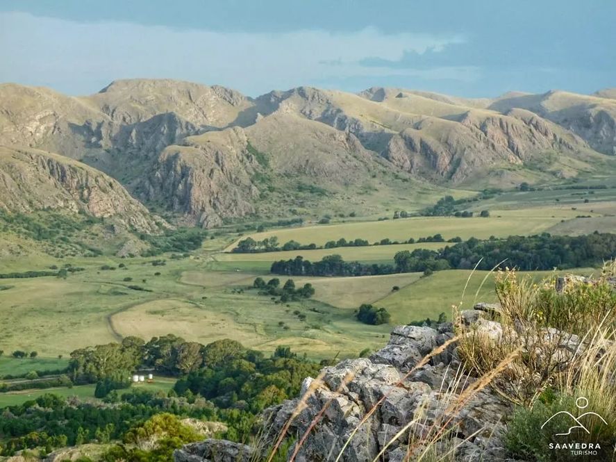 Llanuras, sierras y laguna son los paisajes naturales que conforman la localidad de Saavedra, al sudoeste de la provincia de Buenos Aires.
