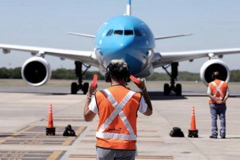 Aplausos, emociones y lágrimas en la llegada del vuelo de Aerolíneas Argentinas con el cargamento de vacunas Sputnik V﻿