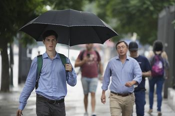 el tiempo: continuan las lluvias y los fuertes vientos en la ciudad