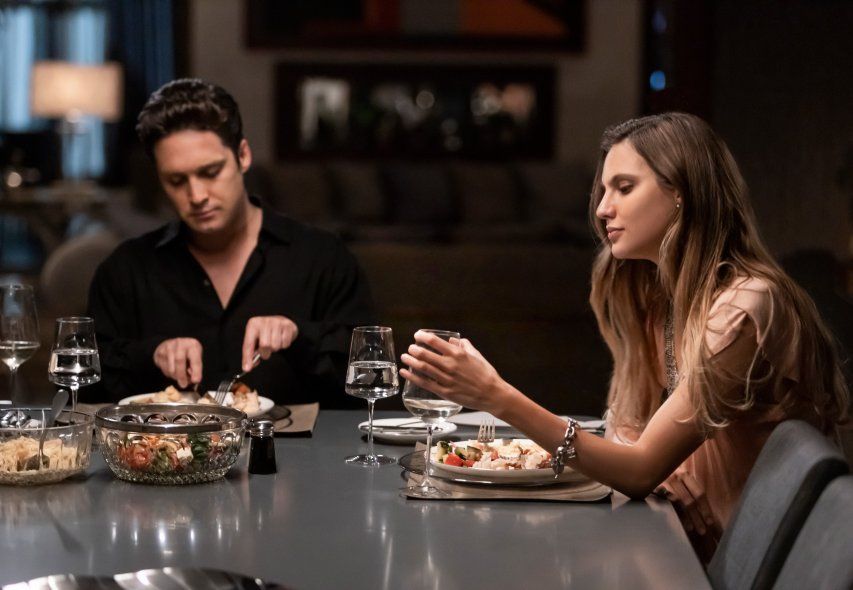Macarena Achaga junto a Diego Boneta en Luis Miguel, la serie