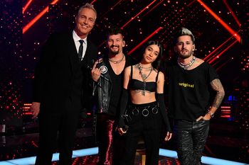 María Becerra cantó Mal acostumbrao junto a Mau y Ricky en La Voz Argentina