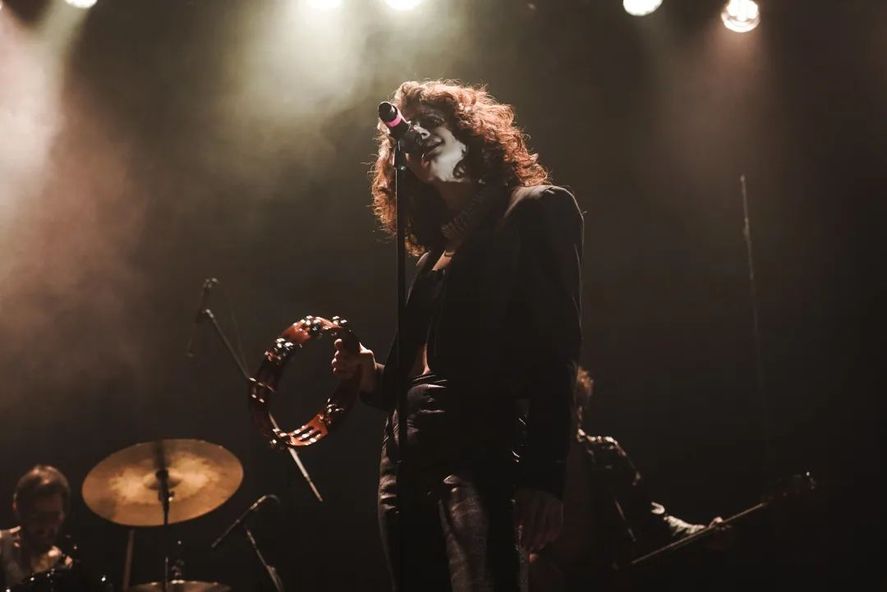 Marilina Bertoldi en el Teatro Sala Ópera, en el primer side show del Festival Capital, junto a Peces Raros.