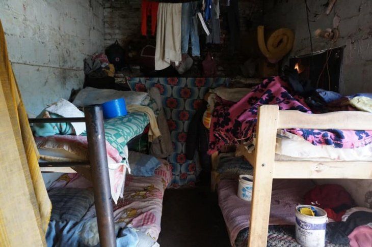 El juez busca ayudar a una familia de Quequén que se quedó sin casa.