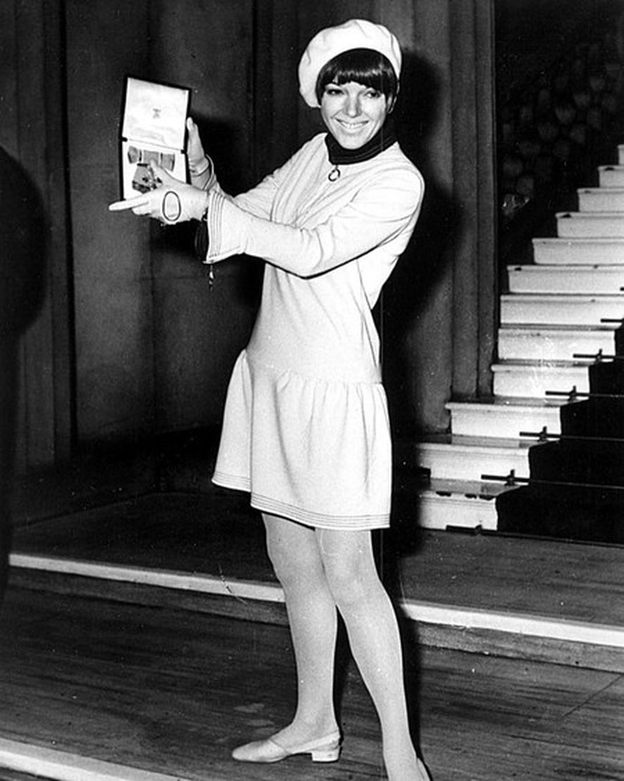 Mary Quant es a quien se reconoce como la creadora de la minifalda en 1960. Pero el mito dice que 40 años antes Don Arturo Terrabusi ya la dibujó en su logo de las galletitas 