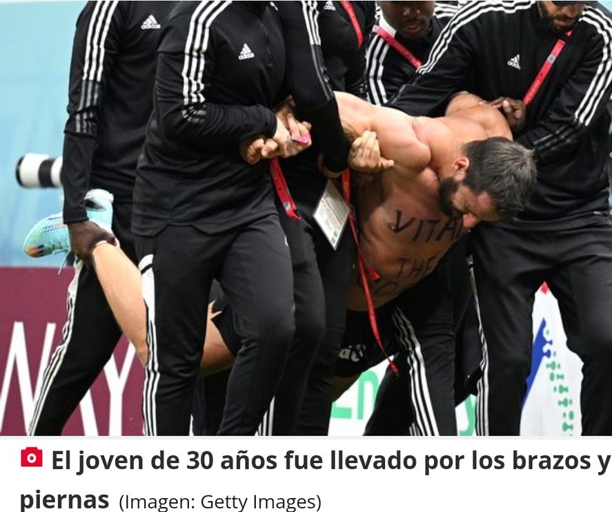 Mas imágenes del momento en que durante el partido entre Argentina y Países Bajos retiran al enorme youtuber ruso entre 5 guardias 