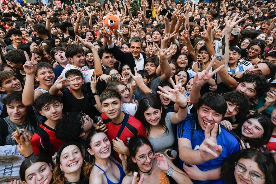 El cierre de campaña de Sergio Massa con estudiantes secundarios El cierre de campaña de Sergio Massa con estudiantes secundarios