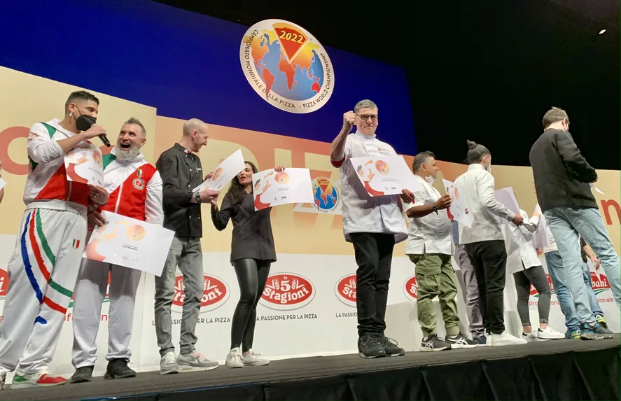 Mauro Dávila, oriundo de Moreno, se llevó el primer puesto en la categoría "Pizza Clásica" del 7° Campeonato Español Pizza por pasión.