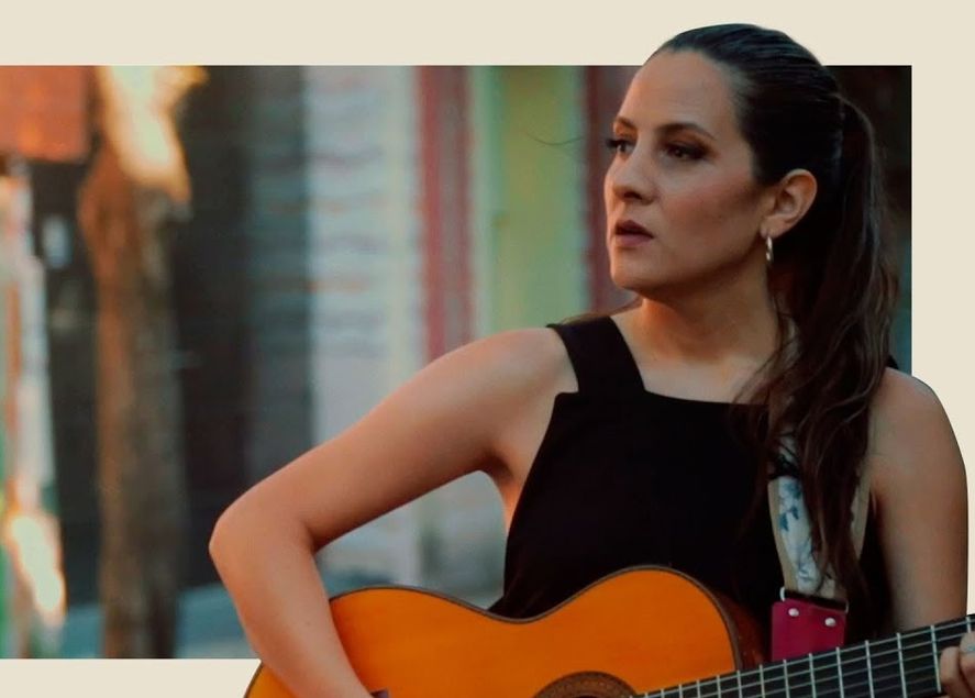 La cantante Noelia Recalde presente en la Plaza Seca del Argentino 