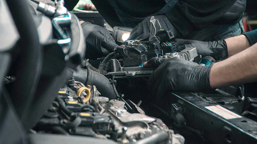 El profesional mecánico está capacitado para reparar y realizar el mantenimiento periódico de vehículos automotores.