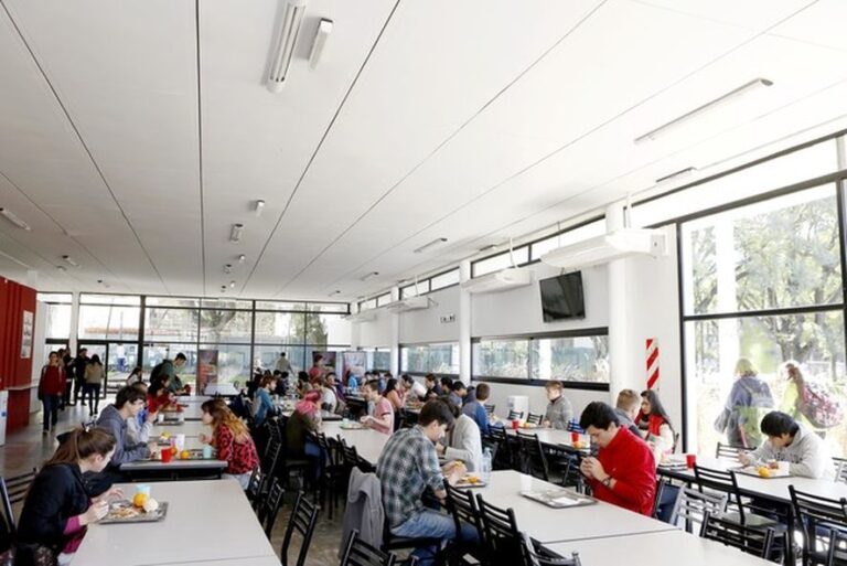 Volvieron los almuerzos presenciales al comedor de la UNLP