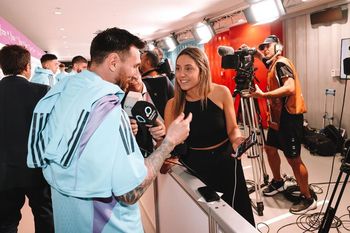 Sofía Martínez con Lionel Messi tras el pase de Argentina a octavos de final (Foto: Instagram)