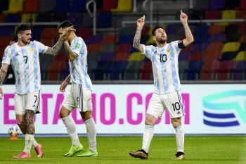 Lionel Messi le dedicó su gol a Diego Maradona en el empate de Argentina ante Chile