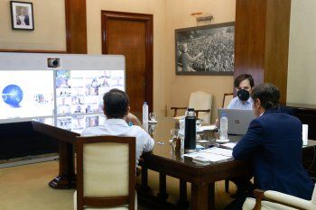 Axel Kicillof, Carlos Bianco y Nicolás Kreplak participaron desde Casa de Gobierno; el resto del Gabinete y los expertos se reunieron de manera virtual.