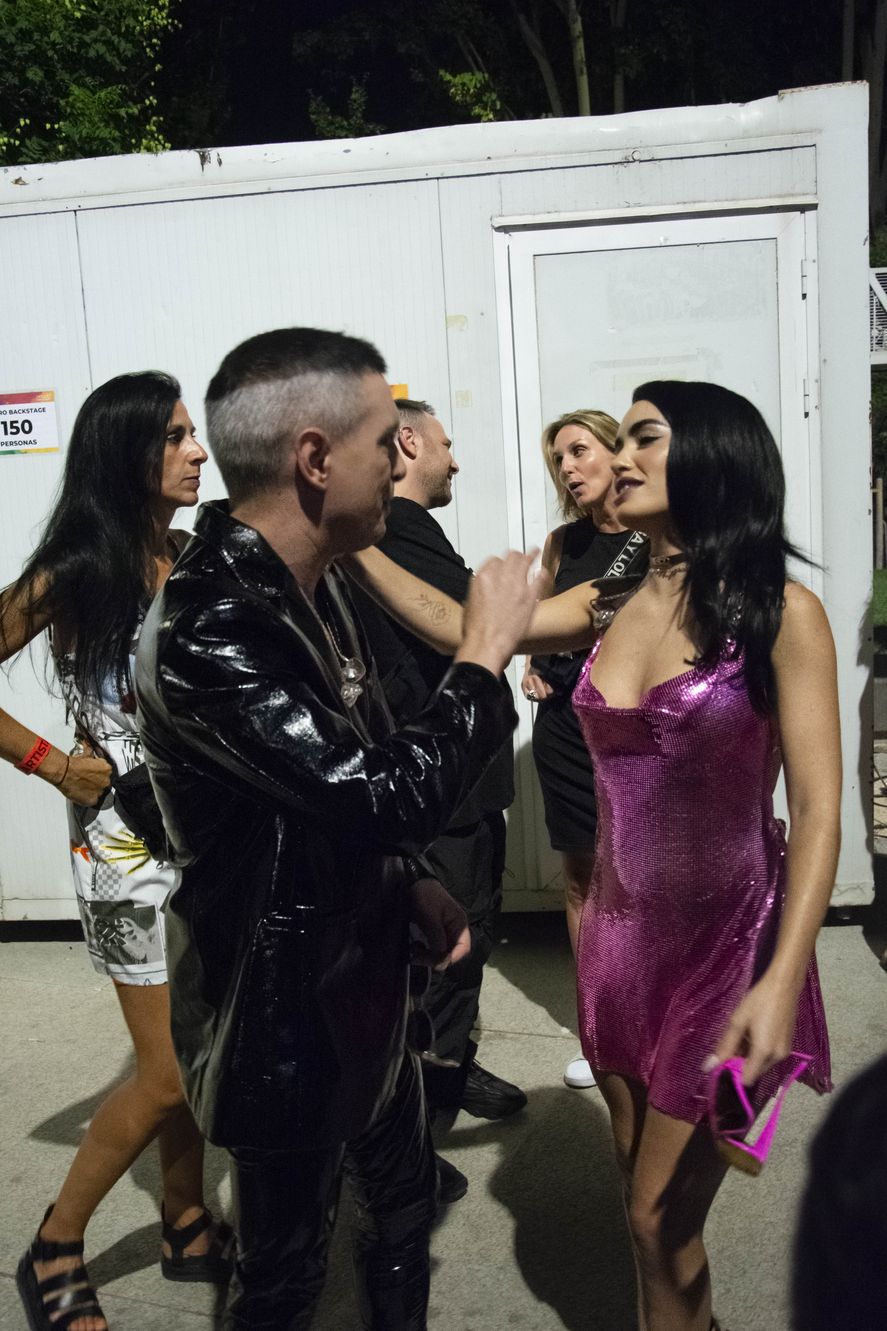 Miranda en Madrid: Ale Sergi junto a Lali antes de subir al escenario. 