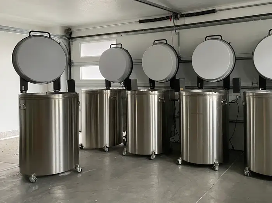 Los tanques a dónde irían los animales congelados a esperar los avances científicos que permitan la resurrección.