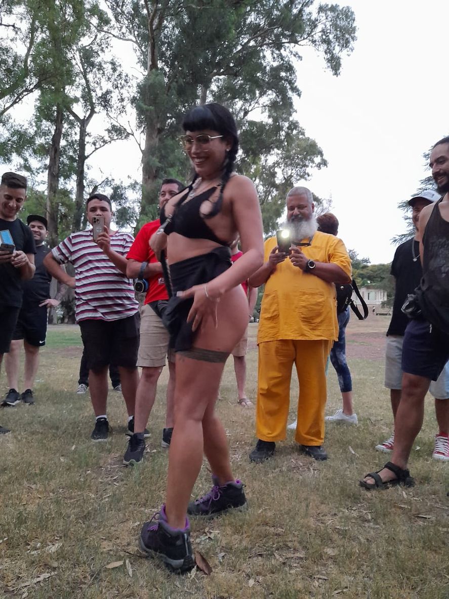 Momento previo a que la Influencer porno tuviera sexo en pleno Parque Independencia de Rosario con tres seguidores, y lo filmaran