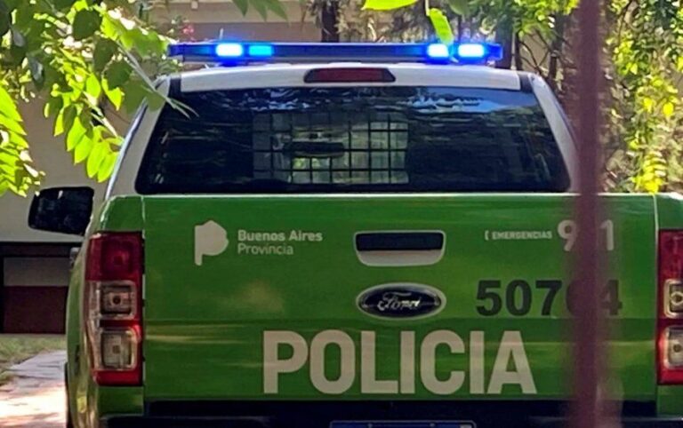 Falsos policías asaltaron a una mujer y sus hijas cuando llegaban en remise a su casa