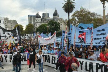 policias en los colectivos y advertencias en los trenes: asi empezo el control de las marchas de javier milei