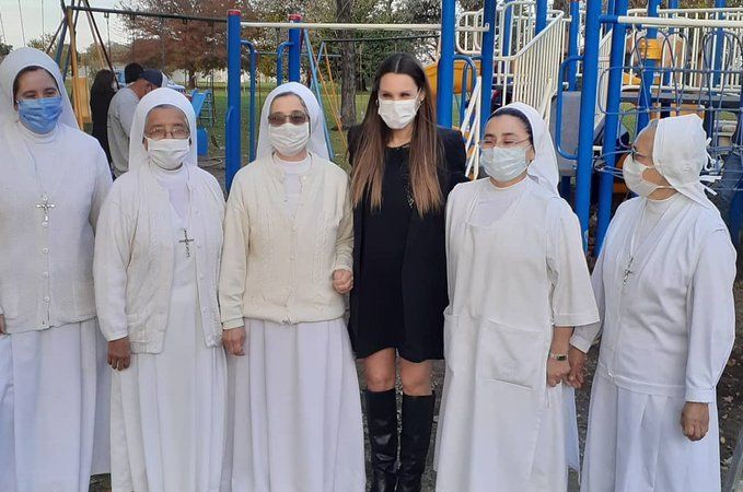 Pampita en la inauguración junto a las monjas del hogar Santa Marta