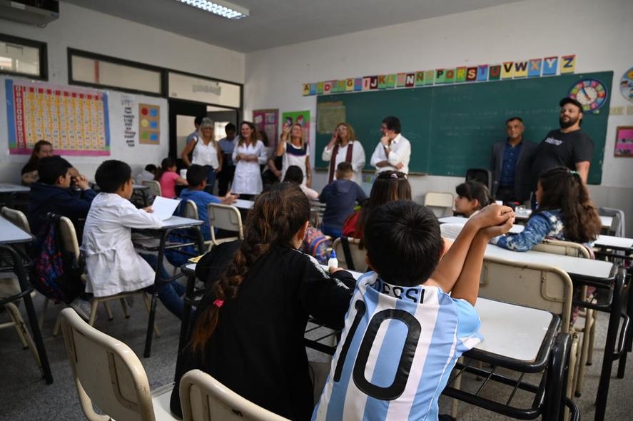 A menos de 24 horas para el debut de la Selección Argentina de Fútbol en el Mundial de Qatar 2022, muchos chicos se preparan para ver los partidos en la escuela