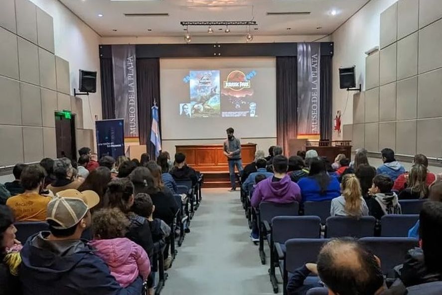 Concurrida charla en el Auditorio del Museo 