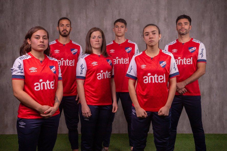 Presentación mixta. Las camisetas de fútbol no sólo tienen a los hombres como protagonistas.
