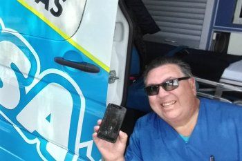 Colegas del enfermero Néstor Martínez lo despidieron con un sentido homenaje