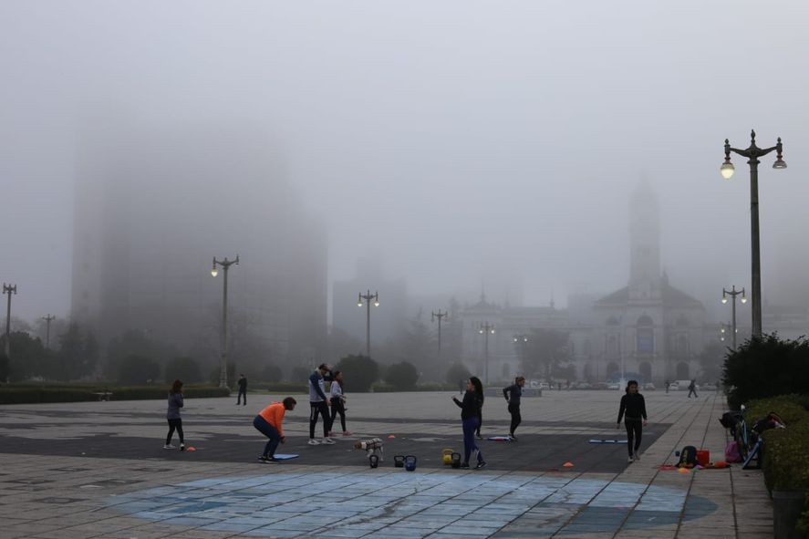 El Servicio Meteorológico Nacional (SMN) lanzó una alerta violeta por neblinas y bancos de niebla en varias localidades de la provincia de Buenos Aires.