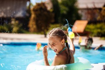 Verano 2023: ¿cómo evitar que niños y niñas sufran accidentes en la pileta?