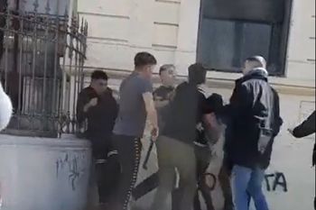 Frente a la Escuela Superior 2 Dardo Rocha Normal, uno de los adolescentes sostiene un fierro 