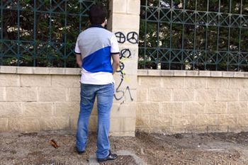 en sevilla usan drones para multar a los meones orinando en la calle