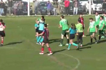 Captura de la agresión de un futbolista a una árbitro en un partido de fútbol de la Liga Regional de Tres Arroyos