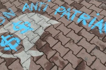 Pintadas y vandalismo sobre los pañuelos de Madres y Abuelas de Plaza de Mayo en Olavarría