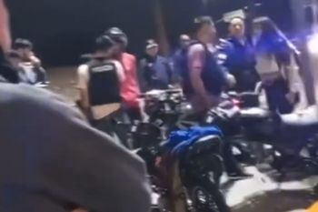 bernal: un policia le pego un cachetazo a una mujer en un control vehicular