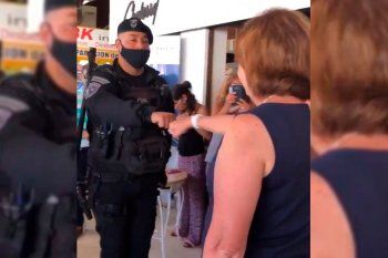 Venia y puño. El gesto de los agentes de la policía bonaerense a Patricia Bullrich.