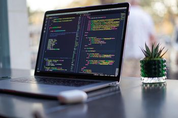 El gobierno quiere potenciar la inserción laboral en empresas tecnológicas.