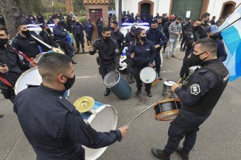 la mitad de la fuerza policial esta por debajo de la linea de la pobreza