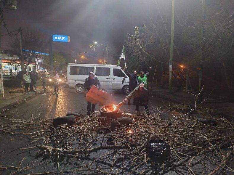 Por segundo día consecutivo, el Sindicato de Trabajadores Municipales de Berisso corta el Puente Roma. Por segundo día consecutivo, el Sindicato de Trabajadores Municipales de Berisso corta el Puente Roma.