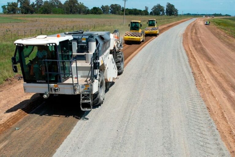 La Provincia mejora caminos rurales en Rauch