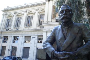 Debido a las lluvias y tormentas ocurridas en las últimas horas varios colegios suspenden las clases mientras que la UNLP recomiendan quedarse en sus hogares.   