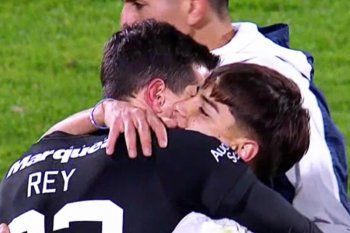 El abrazo entre Rodrigo Rey y Benjamín Domínguez tras Gimnasia 1-1 Independiente.