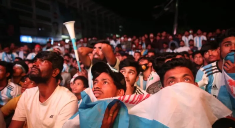 Es de Bangladesh, vivió en Camerún y explica la pasión por la Selección Argentina