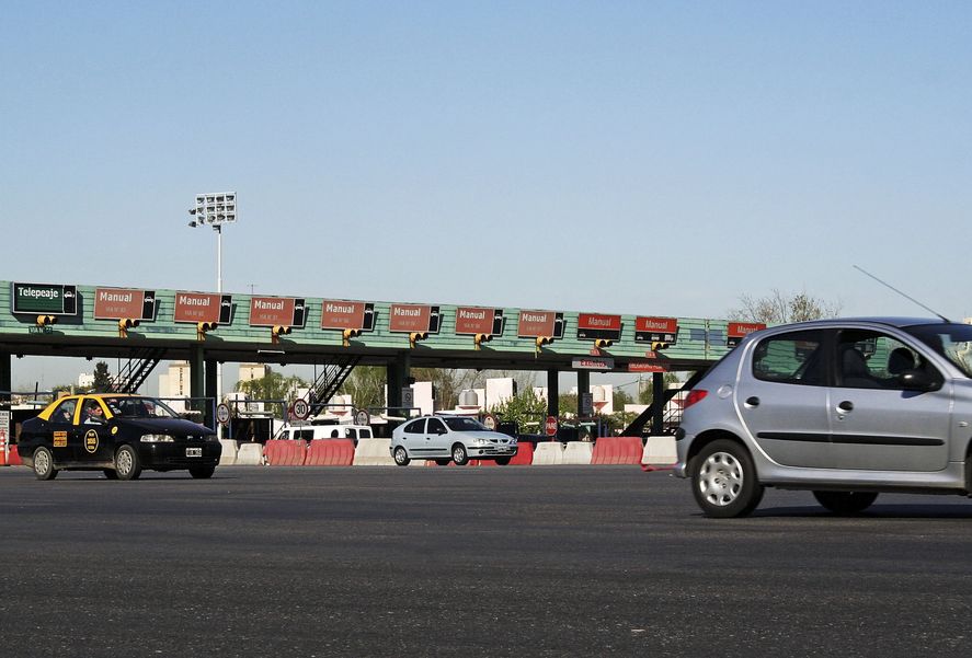 En este cambio de quincena del verano 2023, miles de autos se dirigen hacia la costa bonaerense por la Ruta 2 y Ruta 11, por lo que el tránsito es intenso.