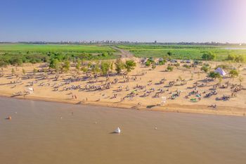 ambientalistas exponen al intendente de san nicolas: las playas no las cerro la corte ni la provincia