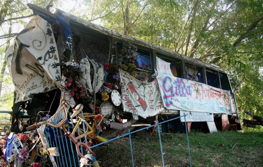 Gilda: 25 años de su fallecimiento. El micro en el que viajaba la cantante se convirtió en santuario.