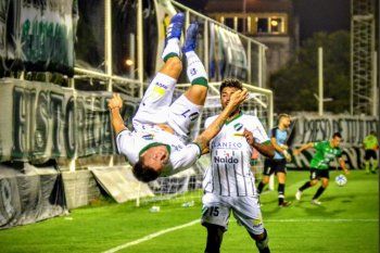 De la cabeza: así están los hinchas de Villa Mitre que el miércoles jugarán la semifinal por el ascenso a la Primera Nacional.