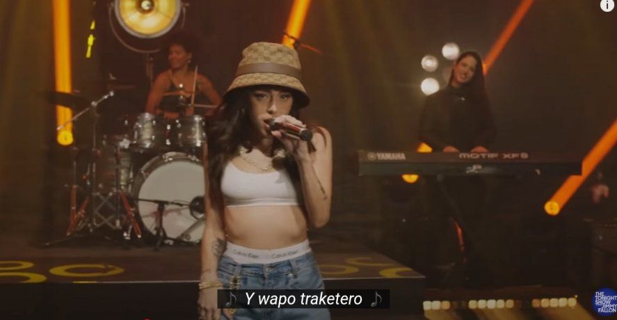 Nicki Nicole cantando "Wapo traketero", su maypor éxito en "The Tonight Show", el exitoso ciclo norteamericano de Jimmy Fallon