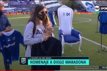 Dalma Maradona junto a Gianinna visitaron la cancha de Gimnasia, en el bosque, a pocos días de la muerte de su padre, en un homenaje que el club le realizó al Director Técnico albiazul