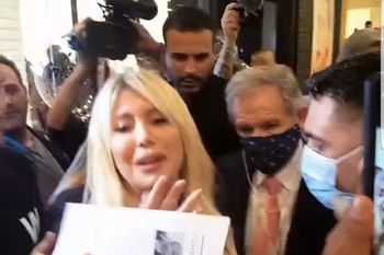 a wanda nara le dieron un curriculum en su presentacion de cosmeticos