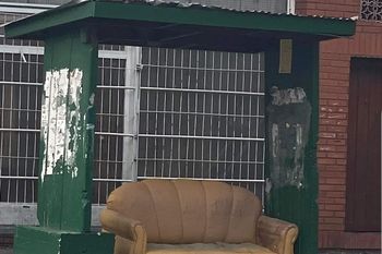 un sillon en una parada de colectivos se viralizo y no duro nada un sillon en una parada de colectivos se viralizo y no duro nada